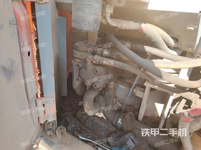 液压泵舱室正面整体（整机外观）