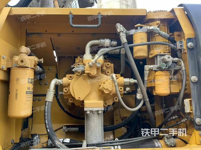 液壓泵艙室正面整體（整機外觀）