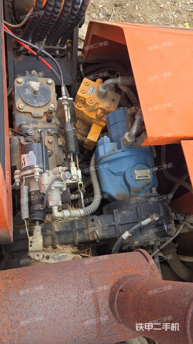 回轉(zhuǎn)馬達(dá)和主控閥（整機(jī)外觀）