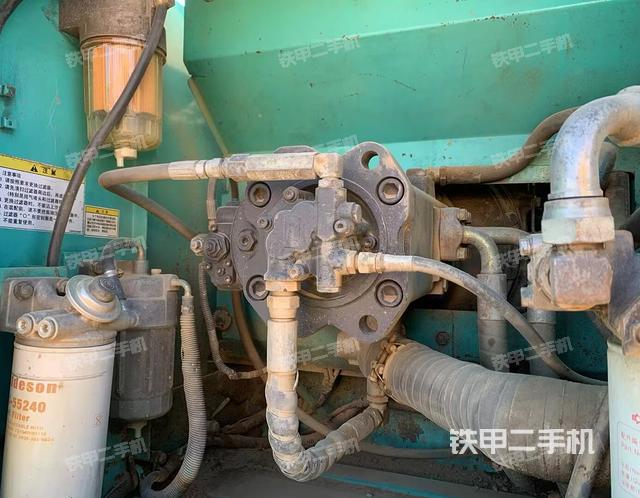 液压泵舱室正面整体（整机外观）