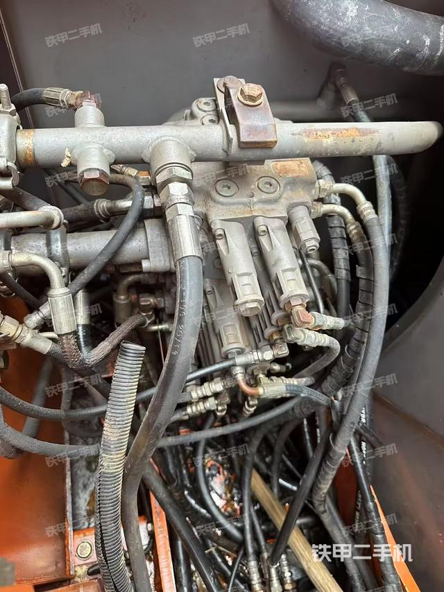 回轉(zhuǎn)馬達(dá)和主控閥（整機(jī)外觀）