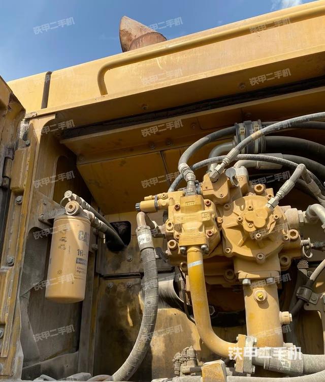 液压泵舱室正面整体（整机外观）