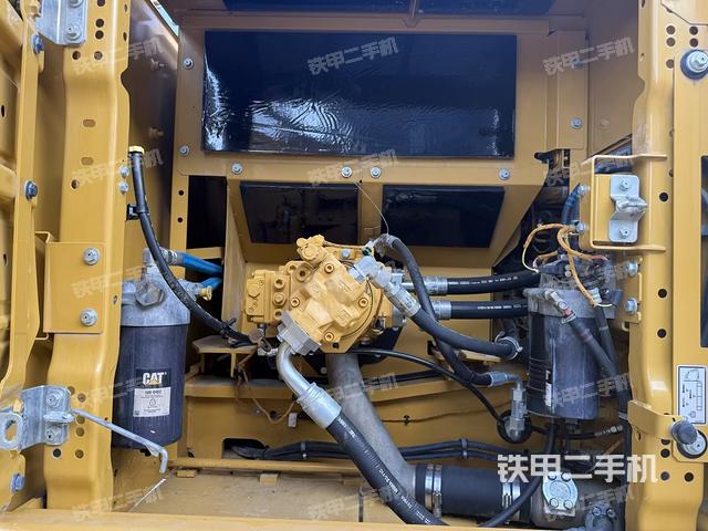 液压泵舱室正面整体（整机外观）