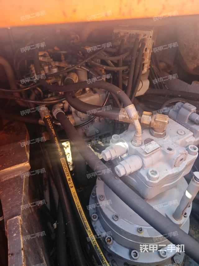 回轉(zhuǎn)馬達(dá)和主控閥（整機(jī)外觀）