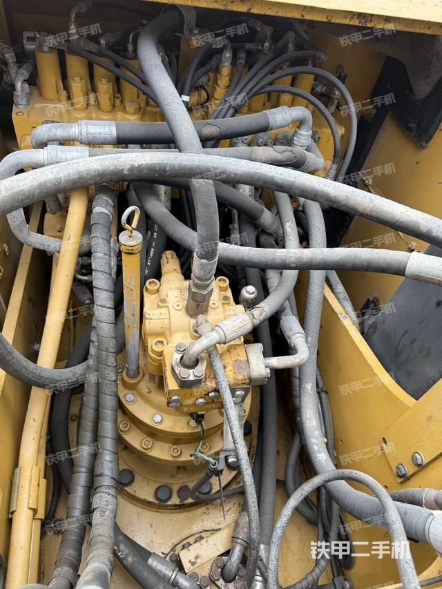 回轉(zhuǎn)馬達(dá)和主控閥（整機(jī)外觀）