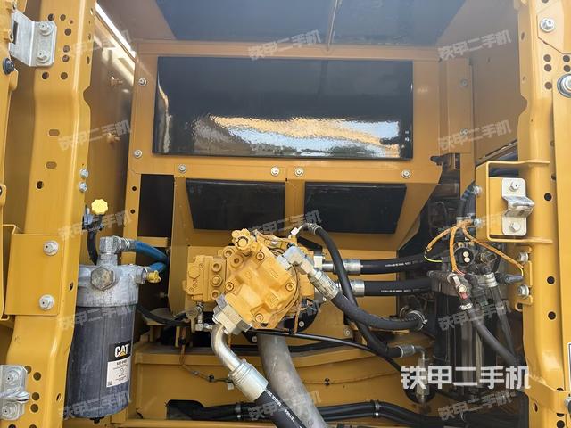 液压泵舱室正面整体（整机外观）