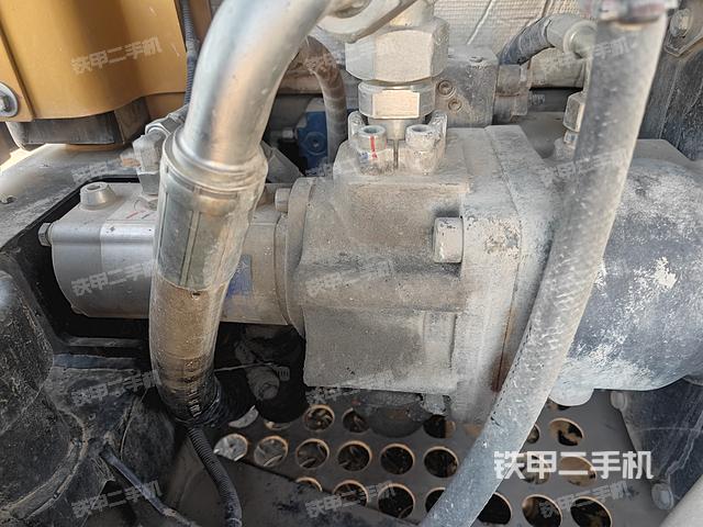 液压泵舱室正面整体（整机外观）