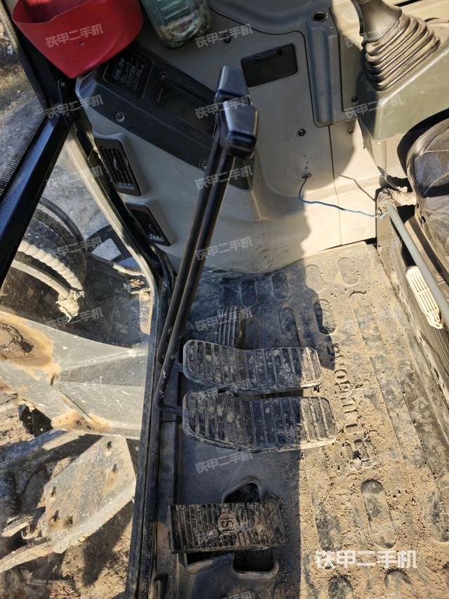 行走控制手柄和踏板 俯拍（驾驶室部分）