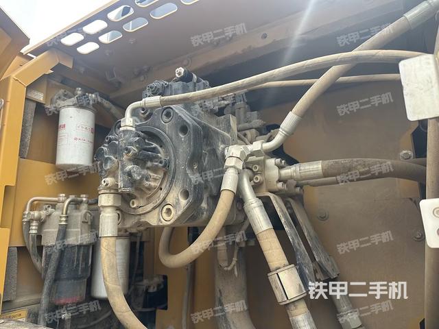 液压泵舱室正面整体（整机外观）