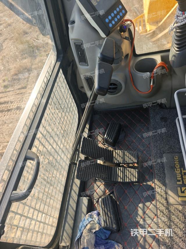 行走控制手柄和踏板?俯拍（駕駛室部分）