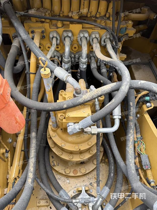 回轉(zhuǎn)馬達(dá)和主控閥（整機(jī)外觀）