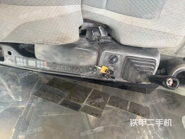 行走控制手柄和踏板 俯拍（驾驶室部分）