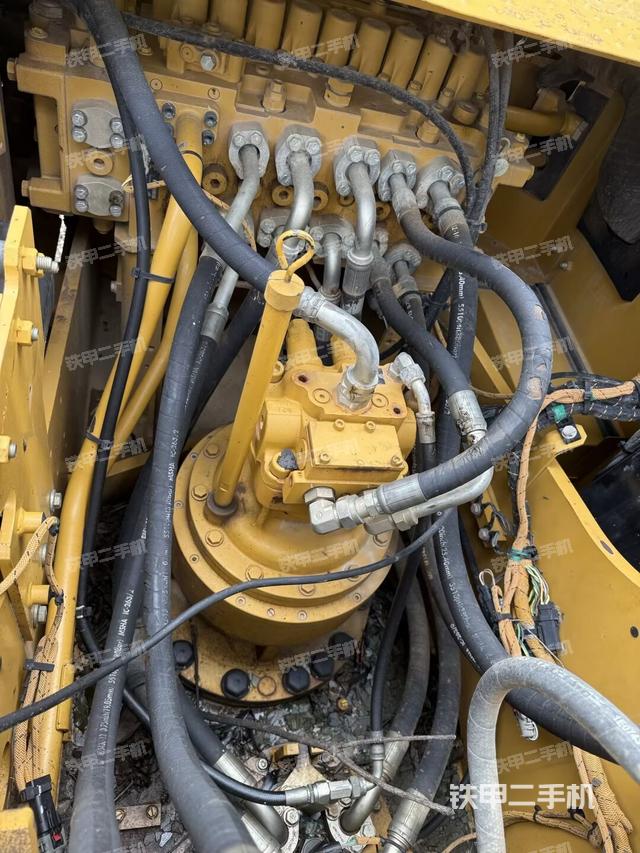 回转马达和主控阀（整机外观）