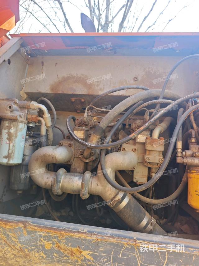 液压泵舱室正面整体（整机外观）