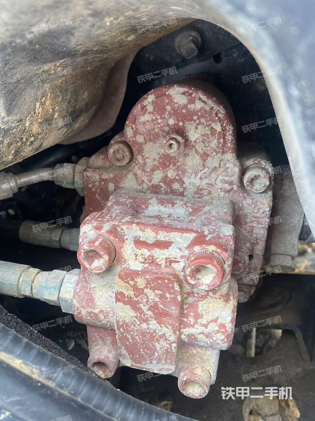 液压泵舱室正面整体（整机外观）