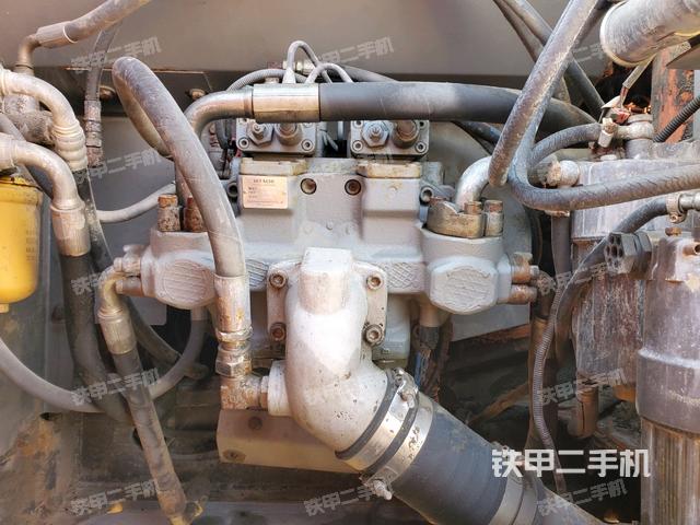 液压泵舱室正面整体（整机外观）