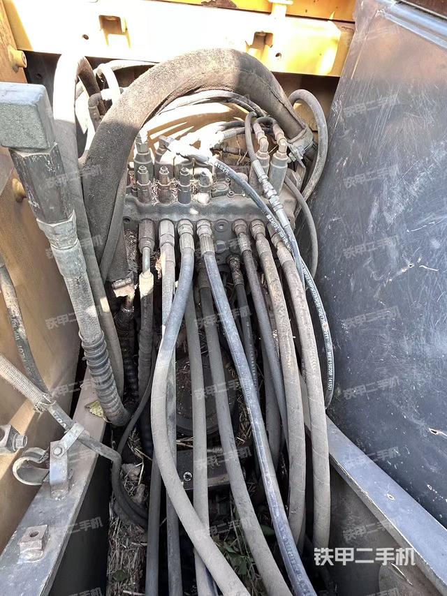 回转马达和主控阀（整机外观）