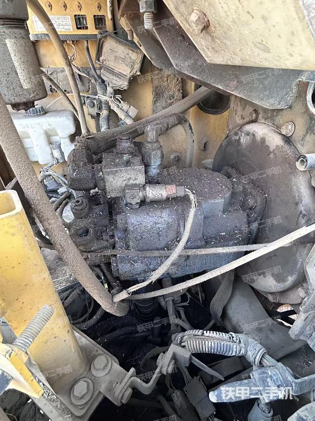 液压泵舱室正面整体（整机外观）