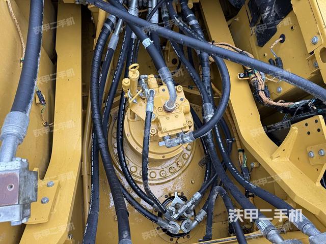 回轉(zhuǎn)馬達(dá)和主控閥（整機(jī)外觀）