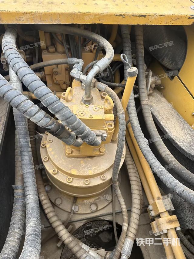 回转马达和主控阀（整机外观）