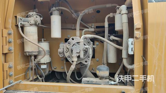 液壓泵艙室正面整體（整機外觀）