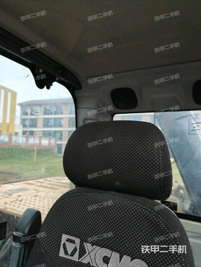 行走控制手柄和踏板?俯拍（駕駛室部分）