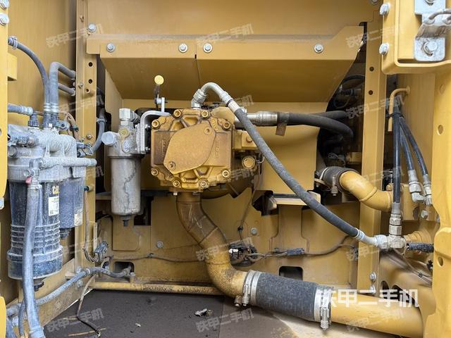 液压泵舱室正面整体（整机外观）