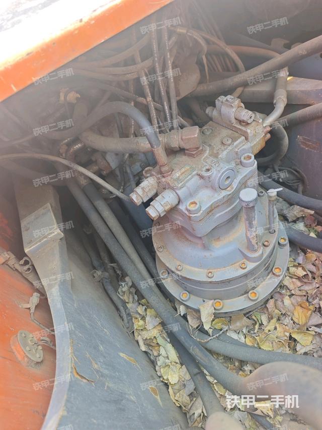 回转马达和主控阀（整机外观）