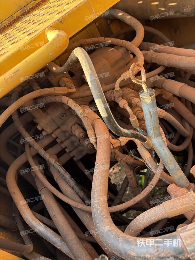 回轉(zhuǎn)馬達(dá)和主控閥（整機(jī)外觀）