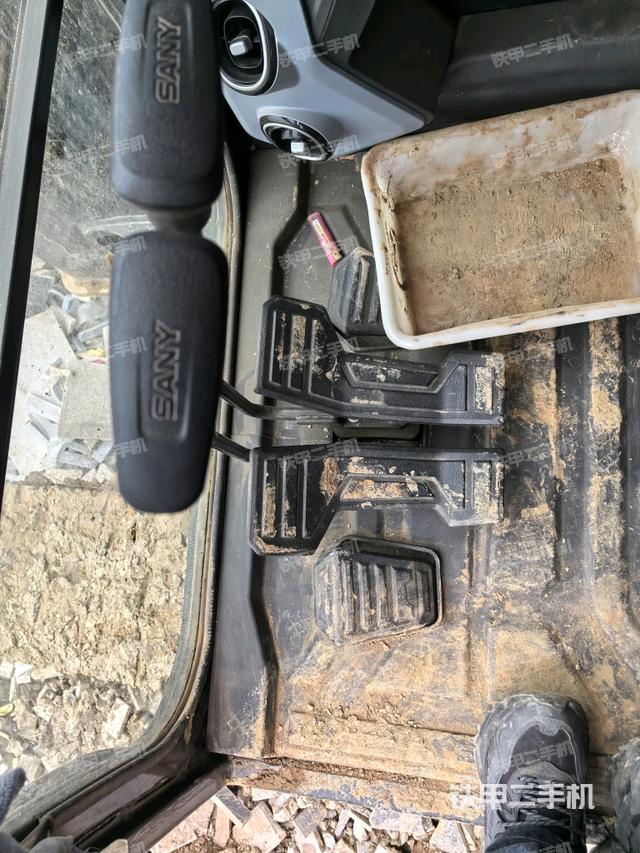 行走控制手柄和踏板 俯拍（驾驶室部分）