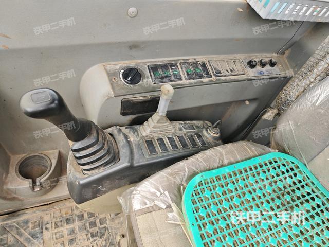 座椅右侧控制台/钥匙门/油门/含右手柄（驾驶室部分）