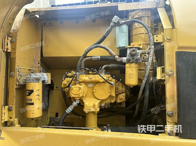 液壓泵艙室正面整體（整機(jī)外觀）