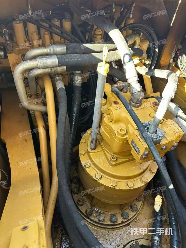 回轉(zhuǎn)馬達(dá)和主控閥（整機(jī)外觀）