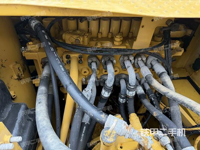 回轉(zhuǎn)馬達(dá)和主控閥（整機(jī)外觀）