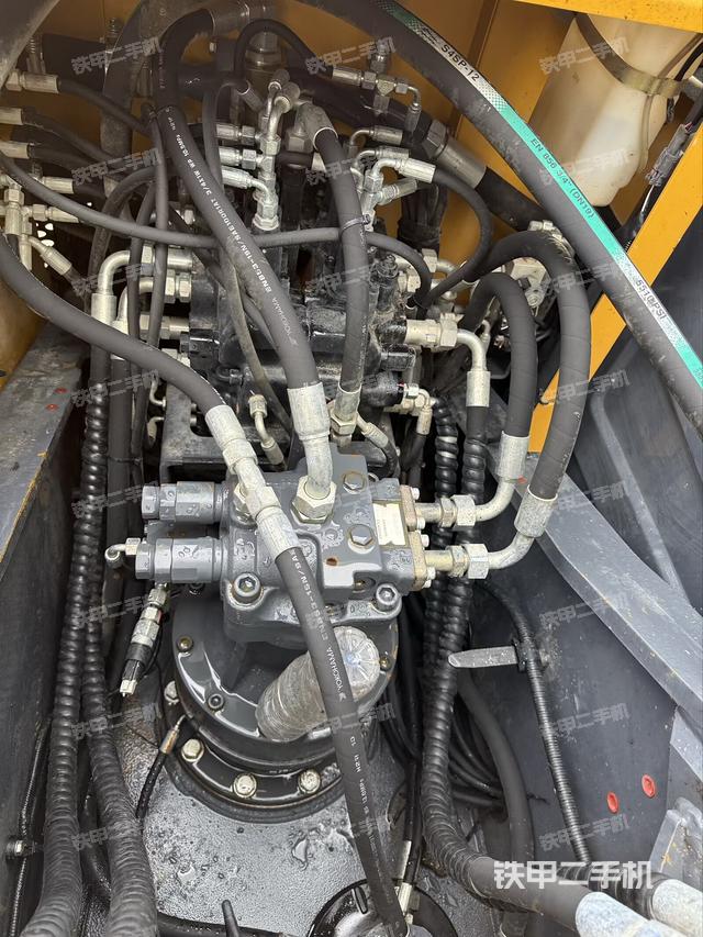 回轉(zhuǎn)馬達(dá)和主控閥（整機(jī)外觀）