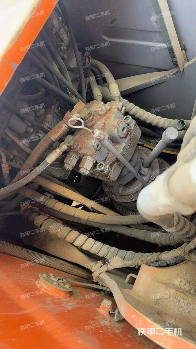 回转马达和主控阀（整机外观）