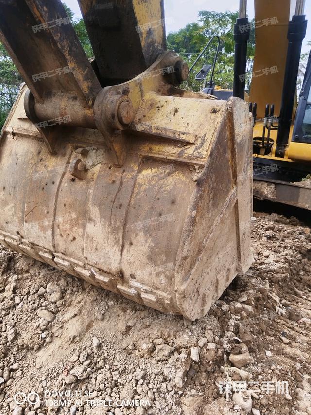 大臂油缸整体 竖拍（工作和回转装置）