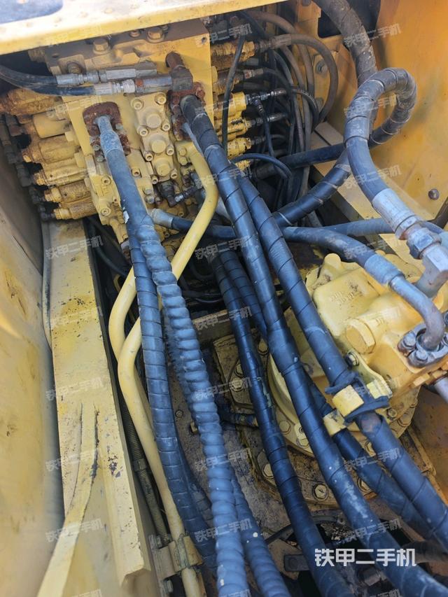 回转马达和主控阀（整机外观）