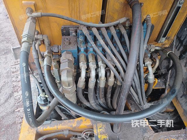 回轉(zhuǎn)馬達(dá)和主控閥（整機(jī)外觀）