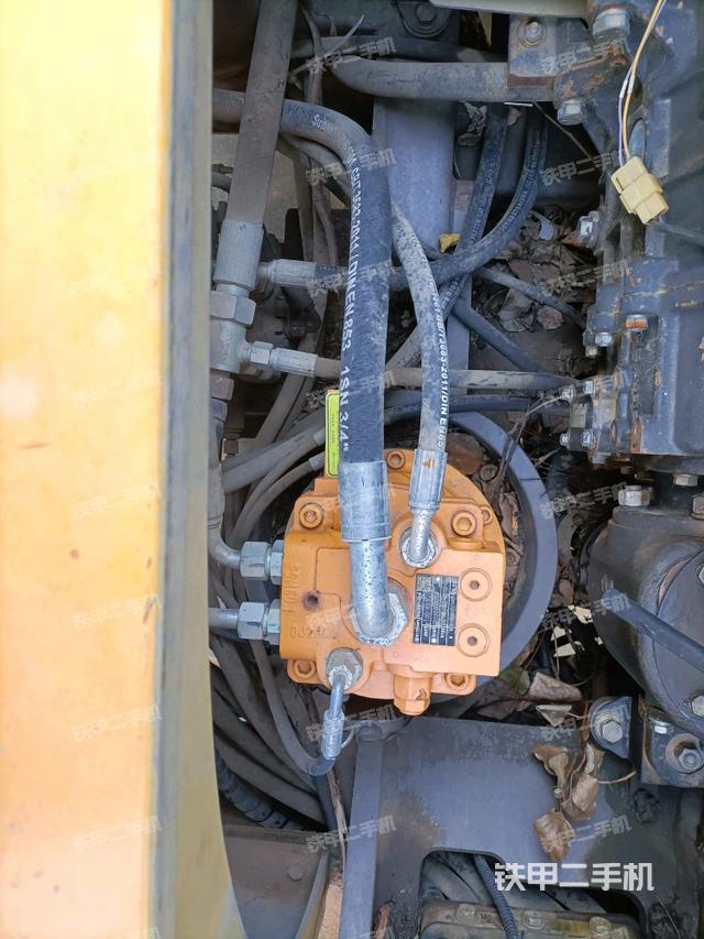 回轉(zhuǎn)馬達(dá)和主控閥（整機(jī)外觀）