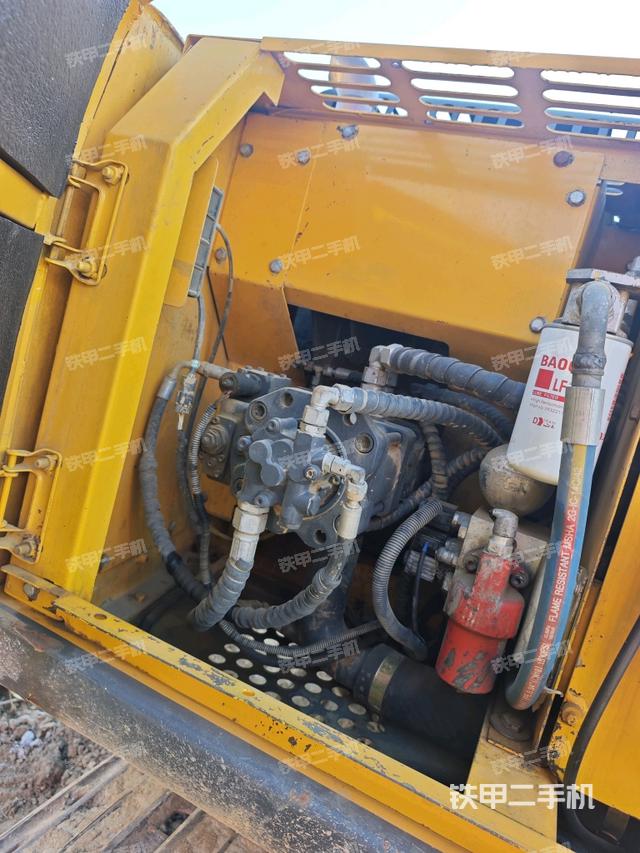 液压泵舱室正面整体（整机外观）