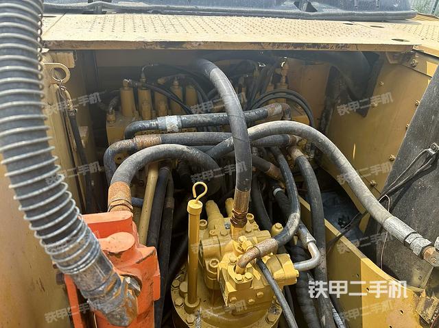 回轉(zhuǎn)馬達(dá)和主控閥（整機(jī)外觀）