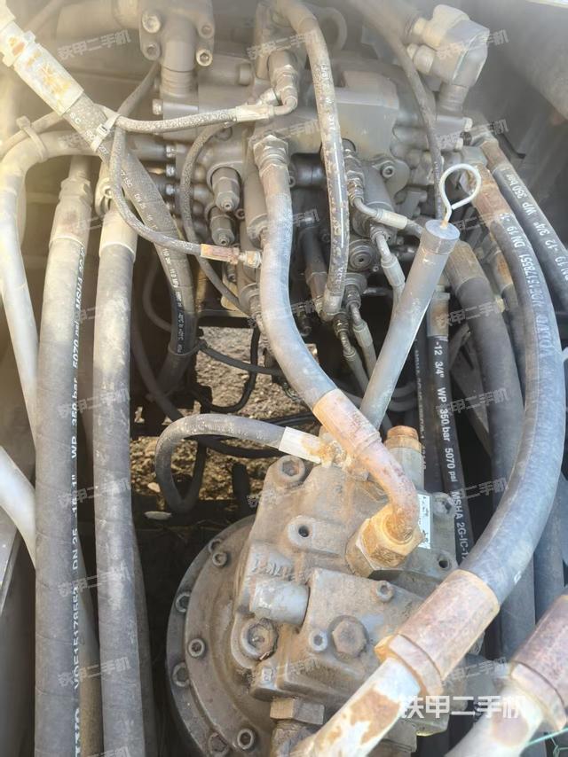 回轉(zhuǎn)馬達(dá)和主控閥（整機(jī)外觀）