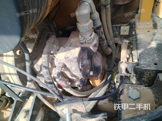 液压泵舱室正面整体（整机外观）
