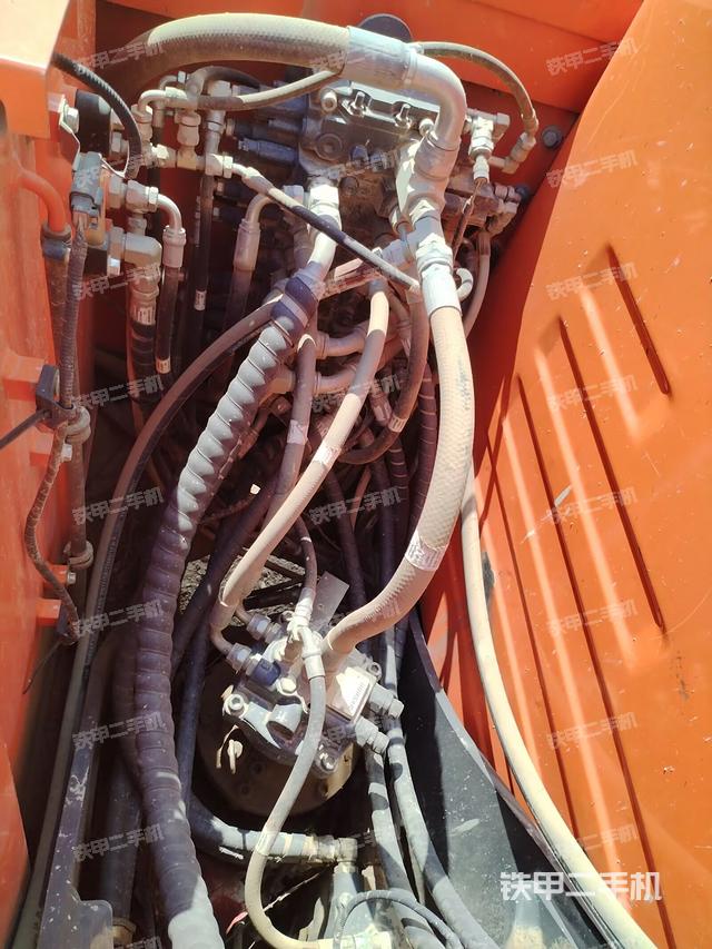 回轉馬達和主控閥（整機外觀）