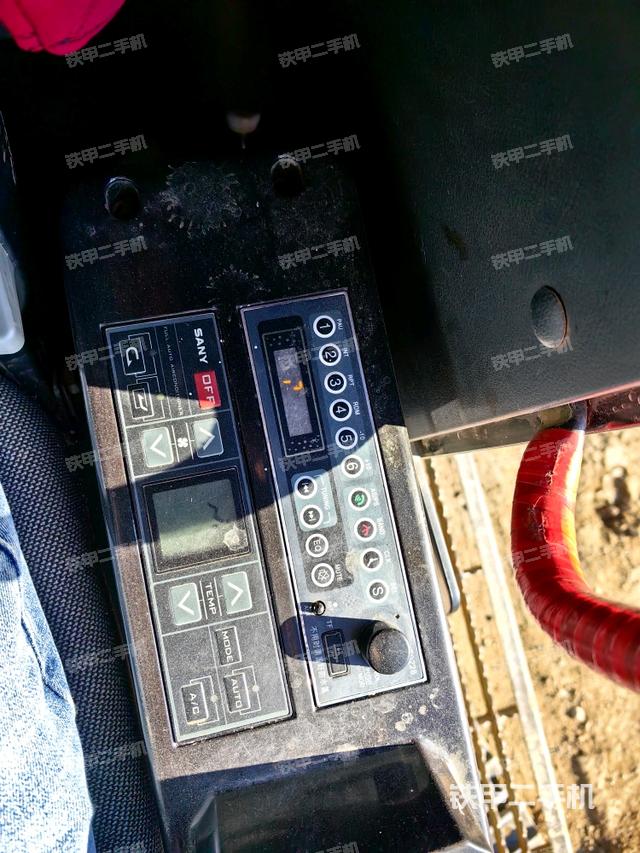 座椅左侧控制台/音响/含左手柄（驾驶室部分）