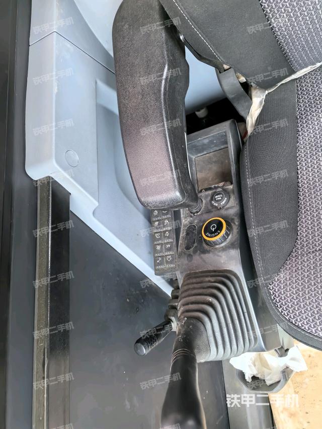 座椅右侧控制台/钥匙门/油门/含右手柄（驾驶室部分）