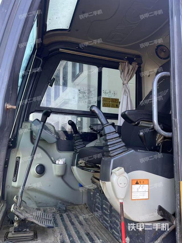 駕駛室頂部（整機外觀）