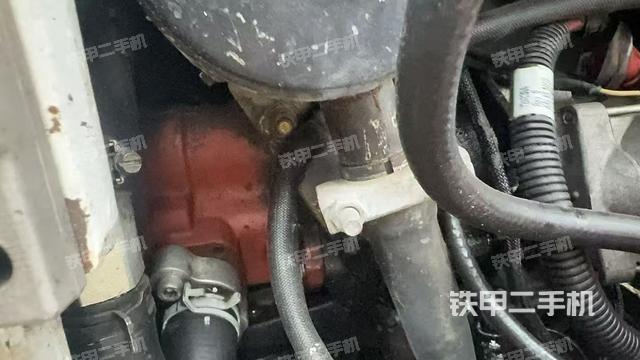 液压泵舱室正面整体（整机外观）