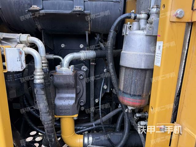 液压泵舱室正面整体（整机外观）